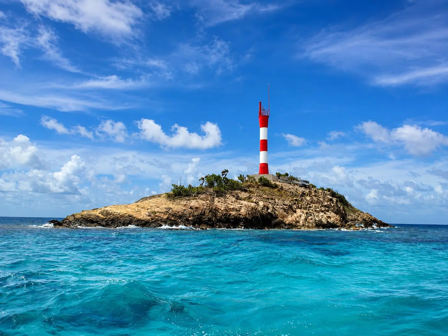 Faro instalado por Teleaccess sobre acantilado frente al mar